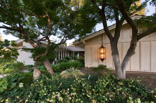 1687 W Dovewood Lane, Fresno, CA 93711