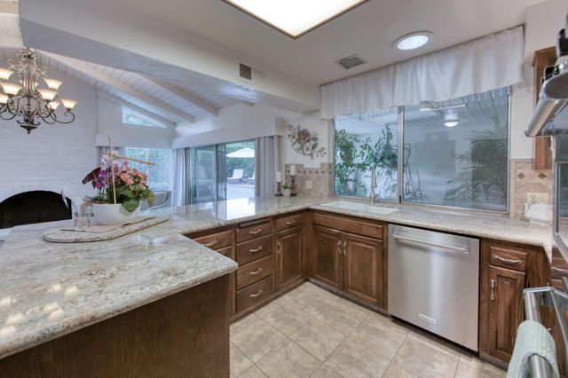 1687 W Dovewood Lane, Fresno, CA 93711