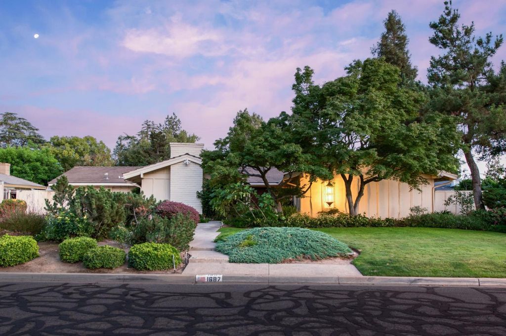 1687 W Dovewood Lane, Fresno, CA 93711
