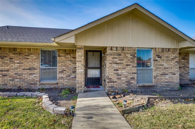 3807 Spring Hollow Drive, Carrollton, TX 75007