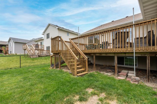 1111 Green Hills Drive, Norwalk, IA 50211