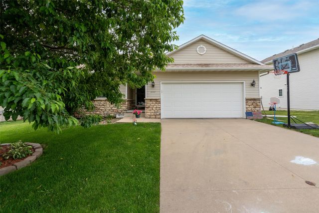 1111 Green Hills Drive, Norwalk, IA 50211