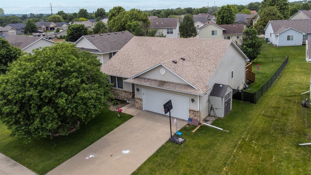 1111 Green Hills Drive, Norwalk, IA 50211