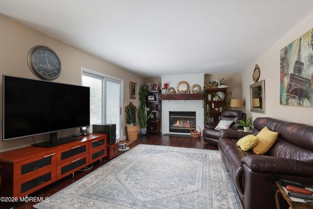 18 Penny Lane, Bayville, NJ 08721