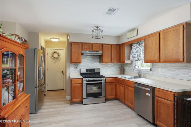 18 Penny Lane, Bayville, NJ 08721