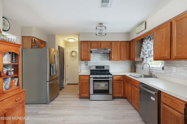 18 Penny Lane, Bayville, NJ 08721