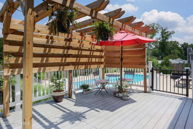 18 Penny Lane, Bayville, NJ 08721