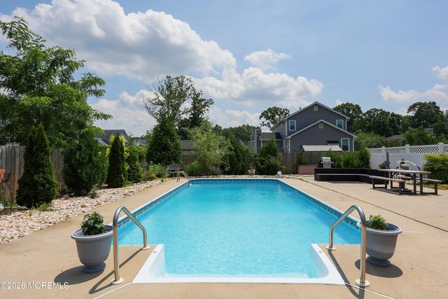18 Penny Lane, Bayville, NJ 08721