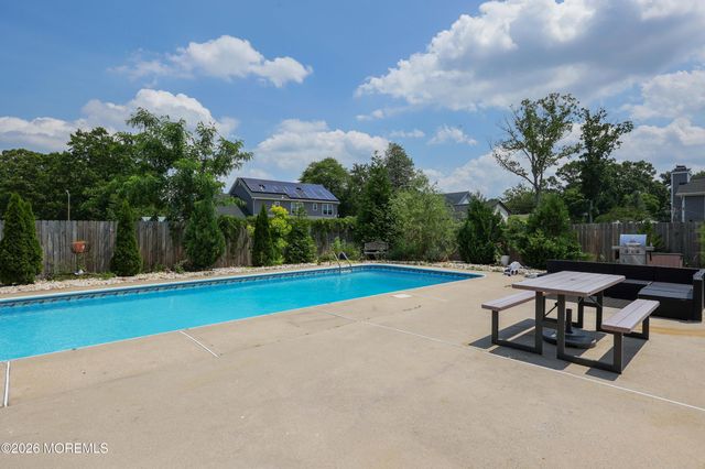 18 Penny Lane, Bayville, NJ 08721
