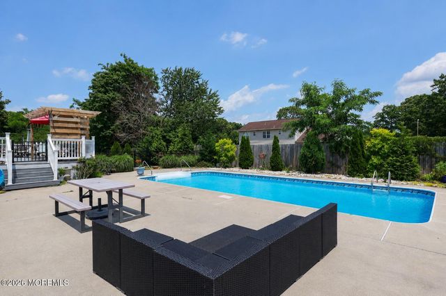 18 Penny Lane, Bayville, NJ 08721