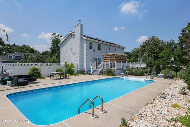 18 Penny Lane, Bayville, NJ 08721