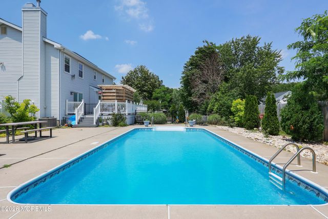 18 Penny Lane, Bayville, NJ 08721