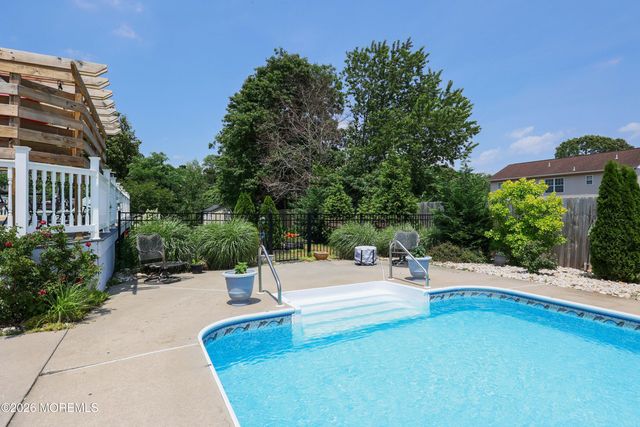 18 Penny Lane, Bayville, NJ 08721