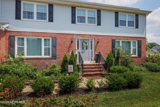 18 Penny Lane, Bayville, NJ 08721