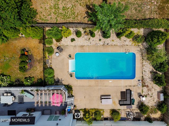 18 Penny Lane, Bayville, NJ 08721
