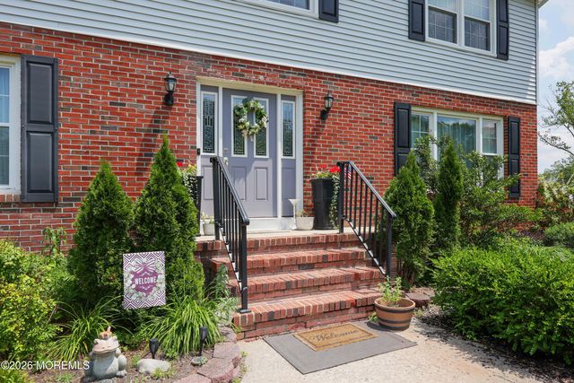 18 Penny Lane, Bayville, NJ 08721