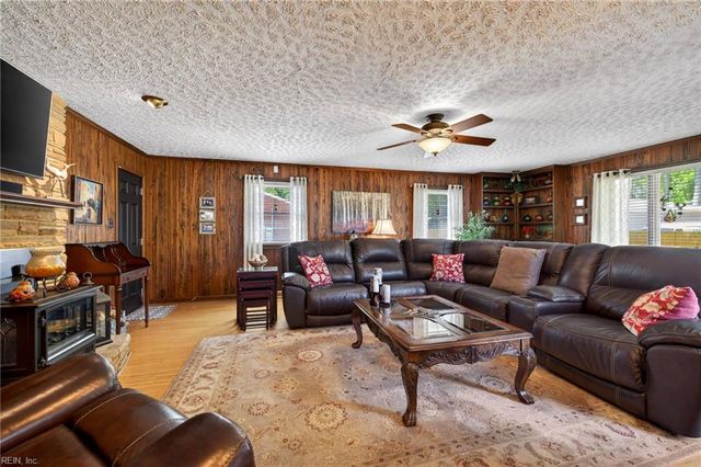 1256 Kingsway DR, Chesapeake, VA 23320