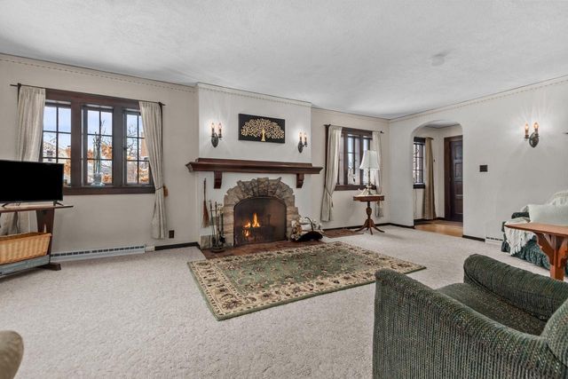 827 E WASHINGTON STREET, Appleton, WI 54911