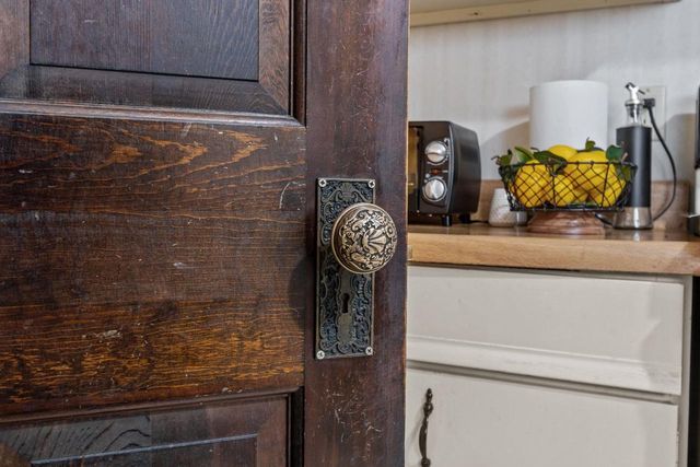 827 E WASHINGTON STREET, Appleton, WI 54911