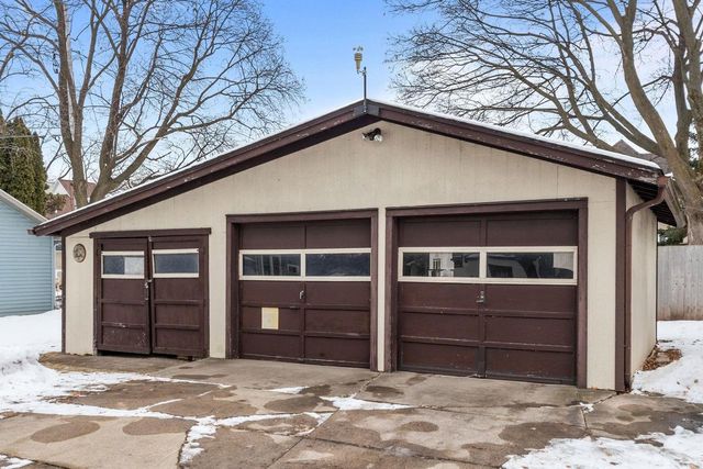 827 E WASHINGTON STREET, Appleton, WI 54911