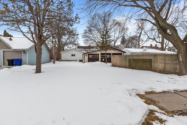 827 E WASHINGTON STREET, Appleton, WI 54911