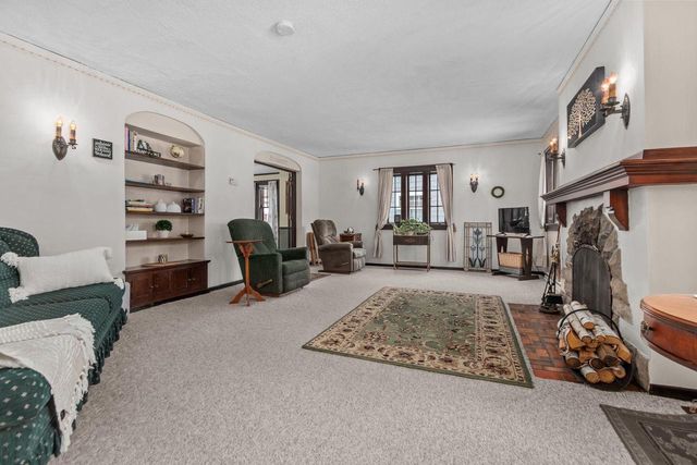 827 E WASHINGTON STREET, Appleton, WI 54911