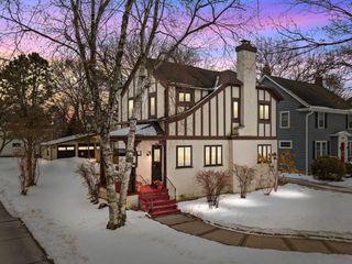 827 E WASHINGTON STREET, Appleton, WI 54911