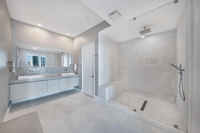 900 Brickell Key Blvd 1403, Miami, FL 33131