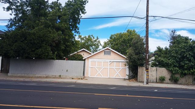 1327 N Ferger Avenue, Fresno, CA 93728