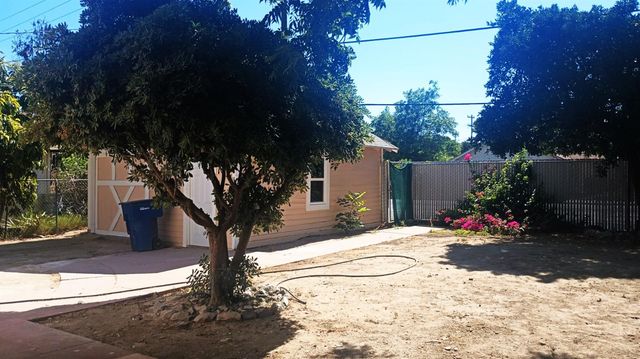 1327 N Ferger Avenue, Fresno, CA 93728