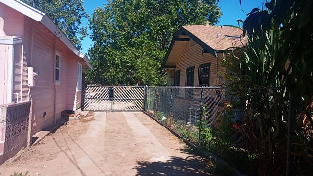 1327 N Ferger Avenue, Fresno, CA 93728