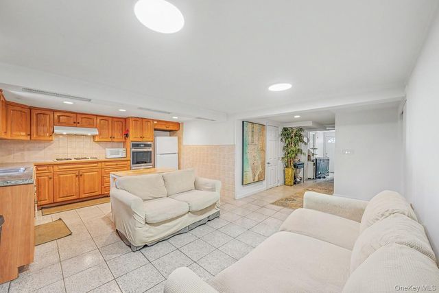 2015 36th Street, Astoria, NY 11105