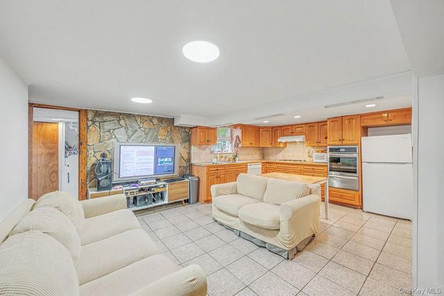 2015 36th Street, Astoria, NY 11105