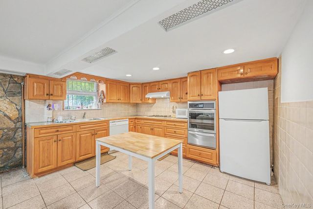 2015 36th Street, Astoria, NY 11105