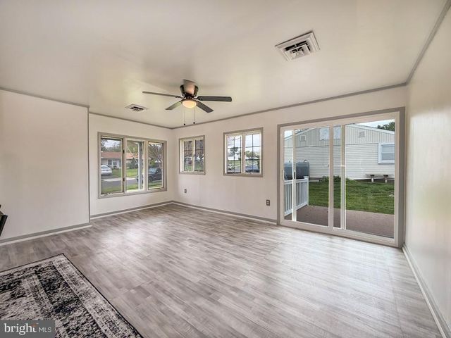 26 MIDWOOD LN, Levittown, PA 19054