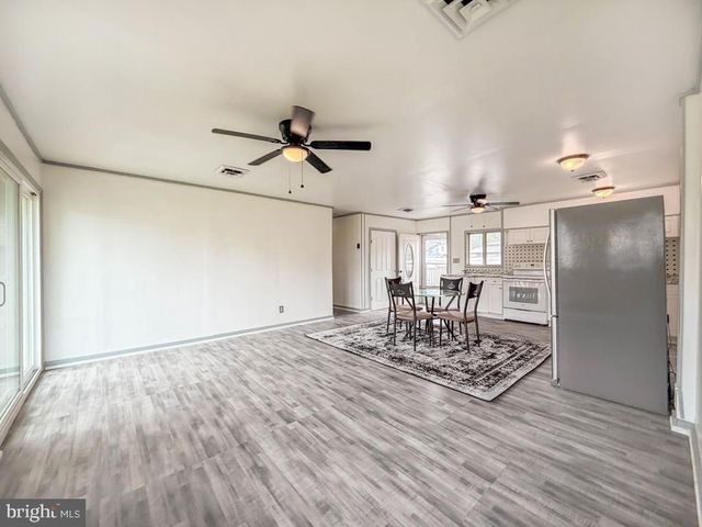 26 MIDWOOD LN, Levittown, PA 19054
