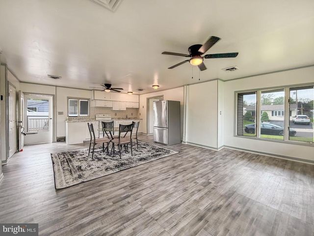 26 MIDWOOD LN, Levittown, PA 19054
