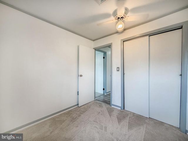 26 MIDWOOD LN, Levittown, PA 19054