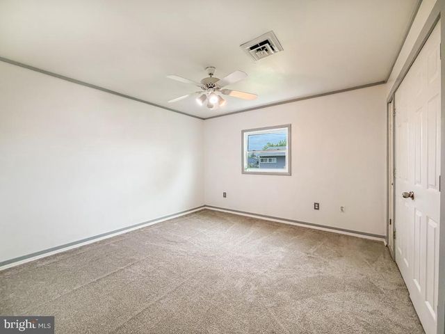 26 MIDWOOD LN, Levittown, PA 19054