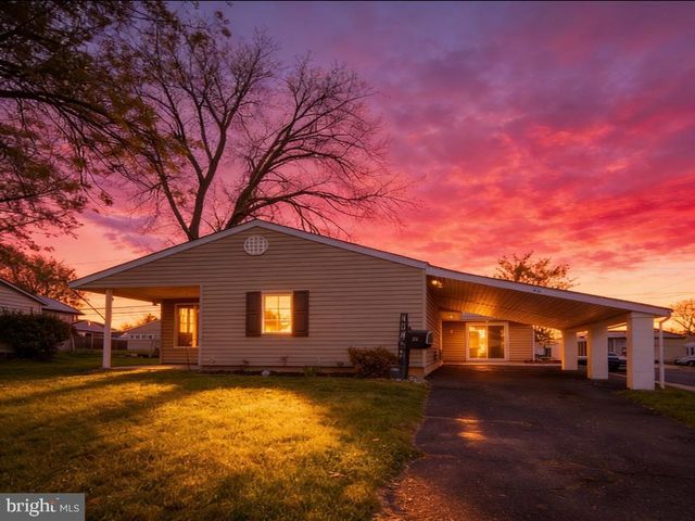 26 MIDWOOD LN, Levittown, PA 19054