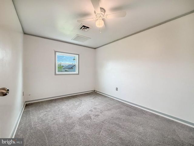 26 MIDWOOD LN, Levittown, PA 19054