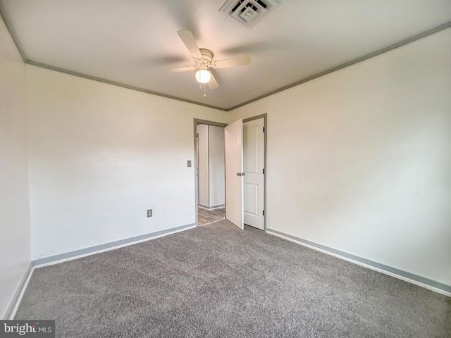 26 MIDWOOD LN, Levittown, PA 19054