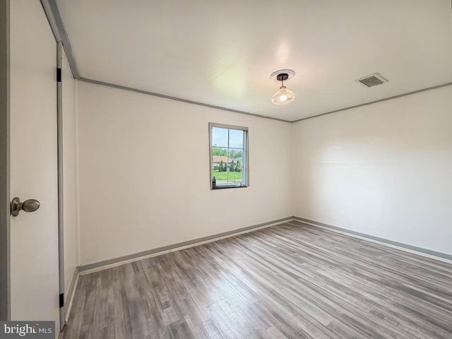 26 MIDWOOD LN, Levittown, PA 19054