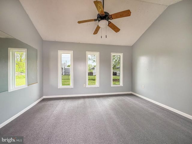 26 MIDWOOD LN, Levittown, PA 19054