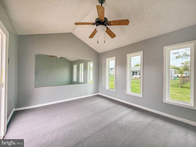 26 MIDWOOD LN, Levittown, PA 19054