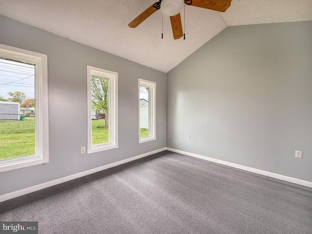 26 MIDWOOD LN, Levittown, PA 19054