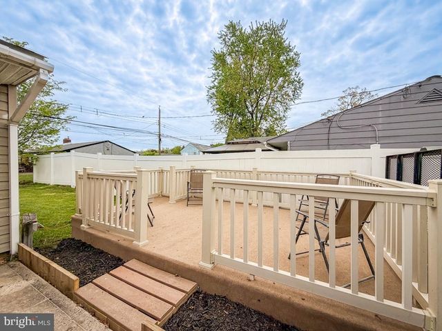 26 MIDWOOD LN, Levittown, PA 19054