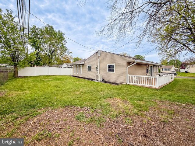 26 MIDWOOD LN, Levittown, PA 19054