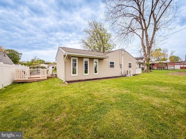 26 MIDWOOD LN, Levittown, PA 19054