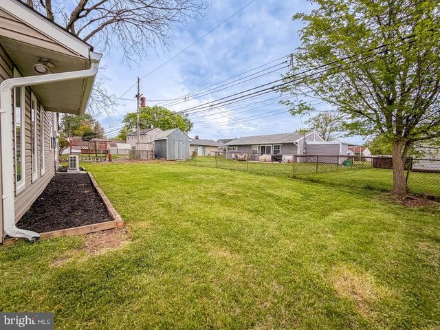 26 MIDWOOD LN, Levittown, PA 19054